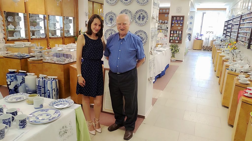 Janka Štroblová s Ing. Vladimírem Feixem při setkání věnovaném českému porcelánu